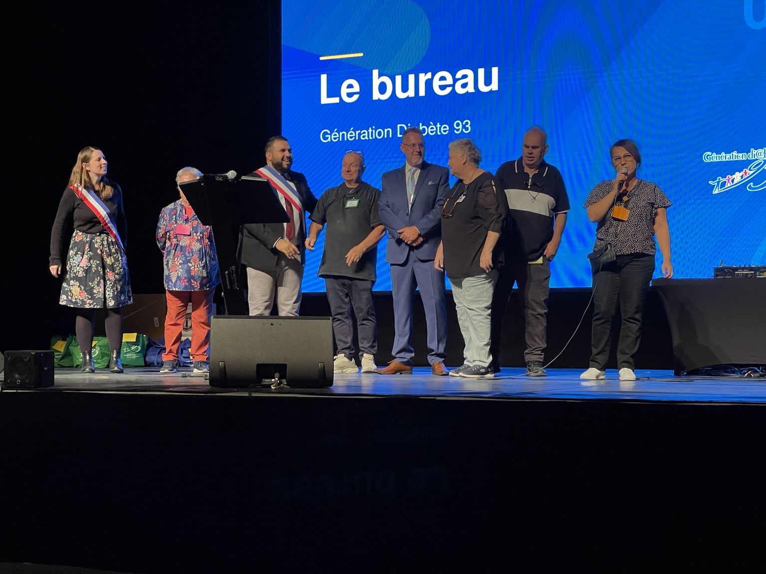 Groupe réuni sur scène devant la projection « Le bureau », au Diabéthon.